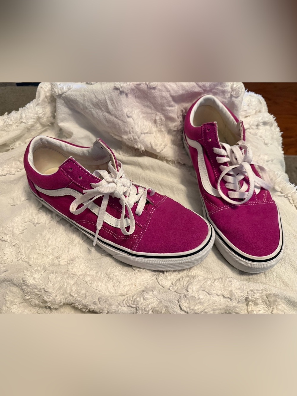Vans Women's Low-Top Sneakers in Fuchsia with White Stripe